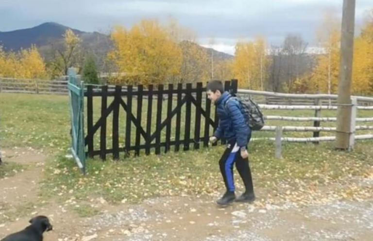 Eldin Guta jedini je učenik u selu kod Grepka, do škole putuje 20 kilometara