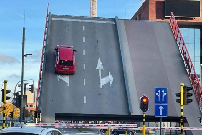 Porodica ostala zarobljena u automobilu: Most se počeo dizati, izlaza nije bilo…