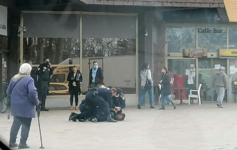 Dramatičan snimak: Bez maske pokušao ući u banku, policija ga uhapsila