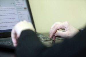 racunari kancelarija posao radnik 3 872x581 1 696x464 1