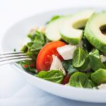 salata piletina avokado paradajz spanac 750x501 1