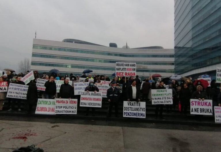 Poruke s protesta u Sarajevu: “Narod je gladan, a vi siti, samo idite, niste nam bitni”, “kako naplatiti 8.000 KM bez rada”…