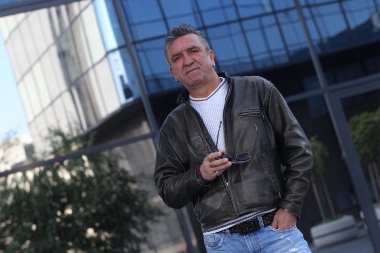 Nekad je žario i palio u Bijelom dugmetu, a sada spava s mačkama; evo kako danas izgleda Tifa