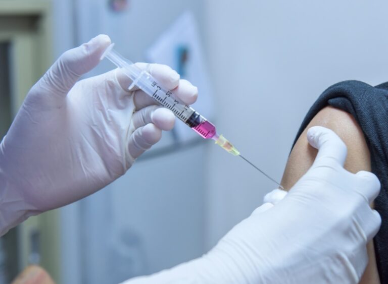 Vlasti pokrenule istragu: Muškarac se vakcinisao deset puta u jednom danu?