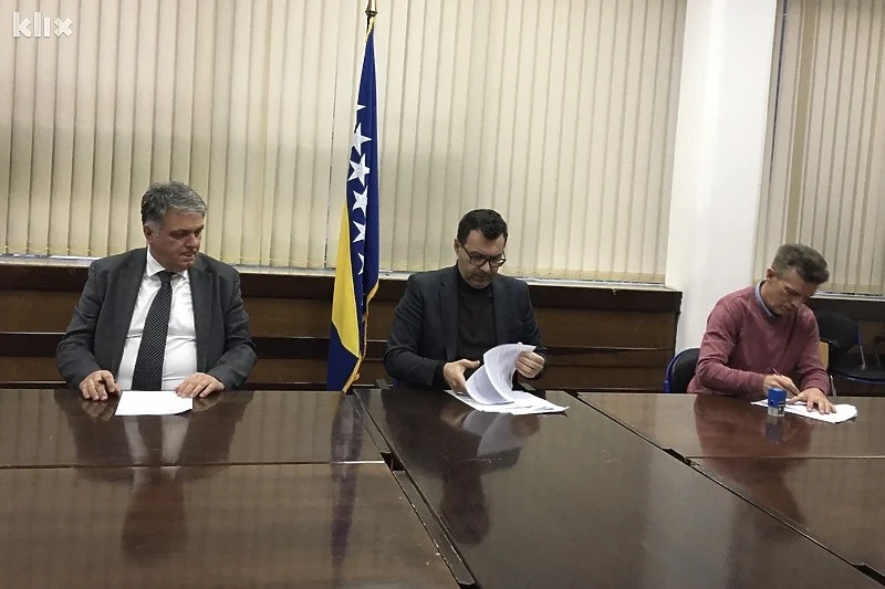 8DDE572C 4FE6 45E8 9DCD 637EF4105C23