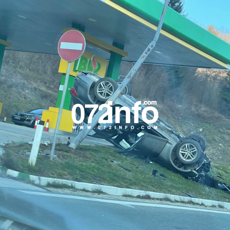 Stravični prizori: U saobraćajnoj nesreći kod Zenice četiri osobe povrijeđene, automobil završio na krovu