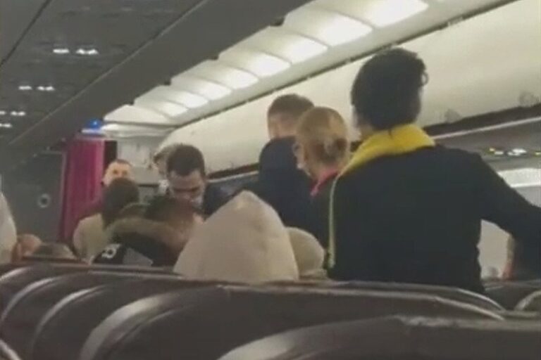 Muškarac pokušao otvoriti vrata aviona na letu za Tuzlu (VIDEO)