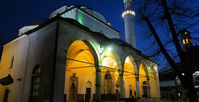 SRAMOTAN SLUČAJ U BIH: Srbijanac urinirao u haremu Begove džamije