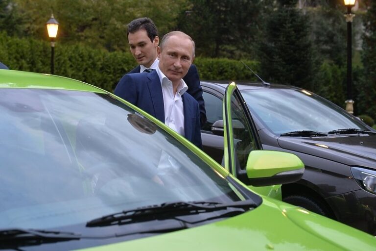 Putin priznao da je nakon raspada SSSR-a vozio taksi kako bi “spojio kraj s krajem”