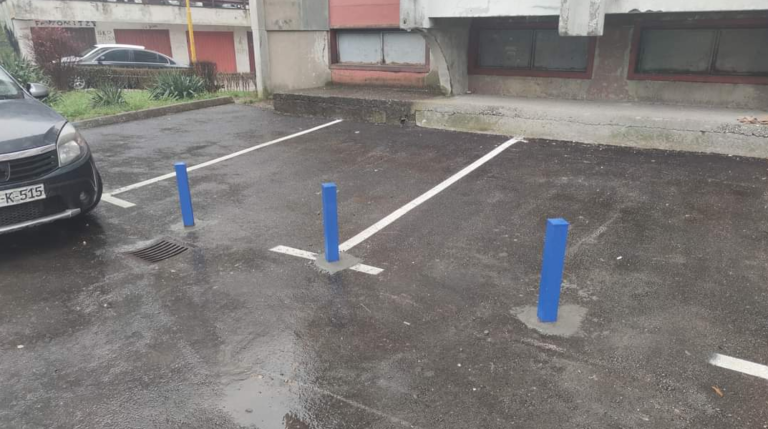 Nevjerovatno, ali BiH: Iscrtali parking mjesta, pa postavili stubiće da im se ne može prići