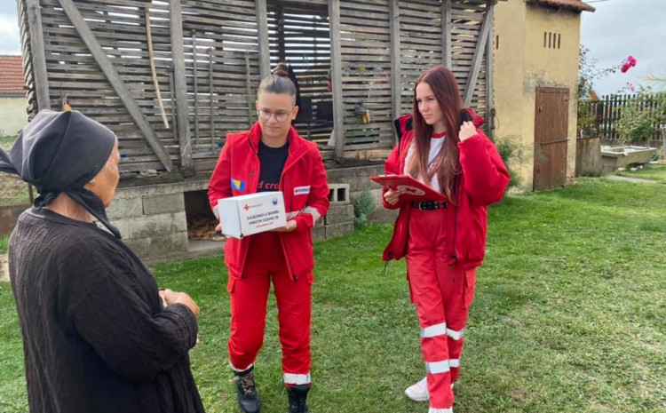 Crveni križ FBiH podijelio 2.760 paketa hrane i higijene i 830 vitaminskih setova