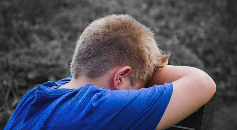 Pijan sebi rezao prste u autobusu, pa nož uperio ka djetetu