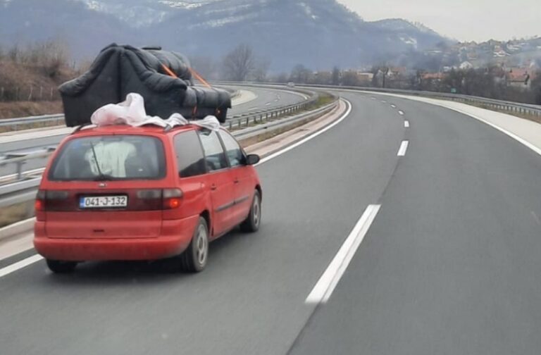 I ovo je BiH: Na krovu Forda prevozili, ni manje ni više, nego – kauč