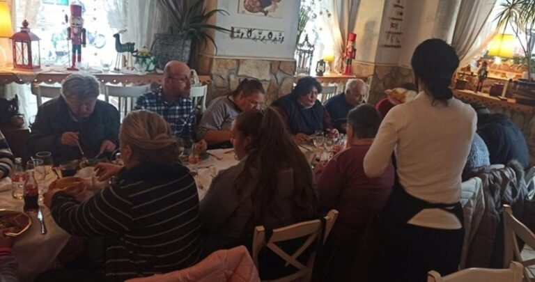 Anonimni muškarac okupio beskućnike i platio im ručak: Još ima dobrih ljudi…