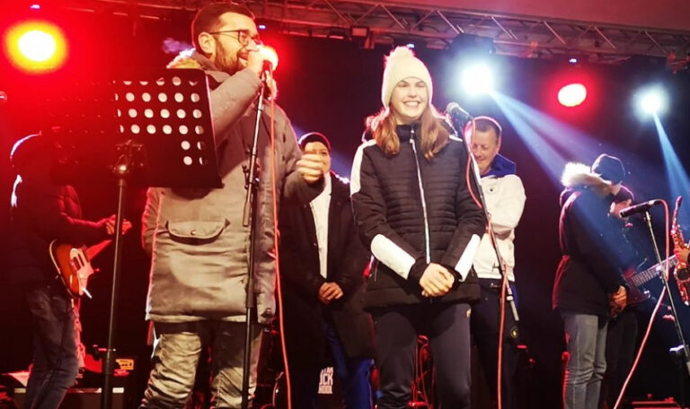 Ni kiša ni hladnoća ih nisu spriječili: Mostarci ovacijama i aplauzom dočekali sjajnu Lanu Pudar