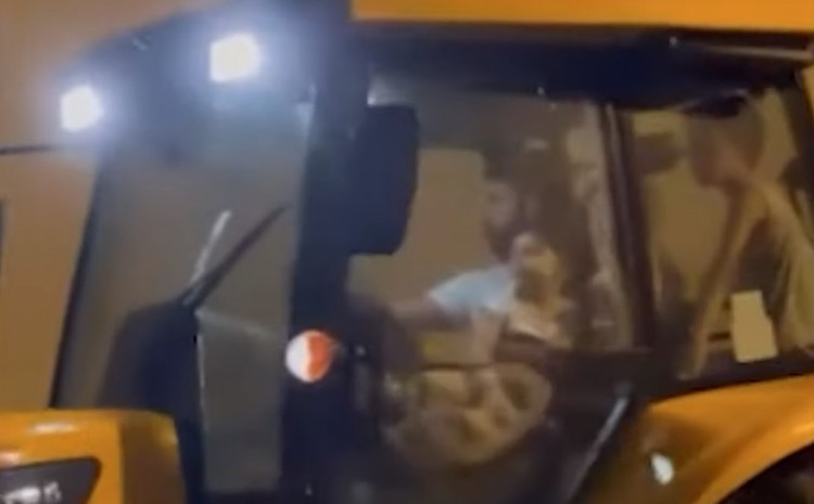 Dok drugi voze Ferrarije i Lamborghinije, zvijezda Atletika snimljena kako vozi traktor