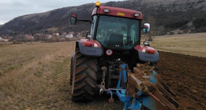 traktor njiva poljoprivreda