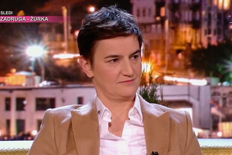 Dok je Ana Brnabić pričala da ima fobiju od buba, smrdibuba joj šetala po košulji