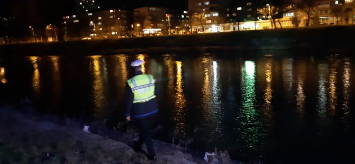 DRAMA U ZENICI: Muškarac pao u Bosnu, policija i vatrogasci na terenu