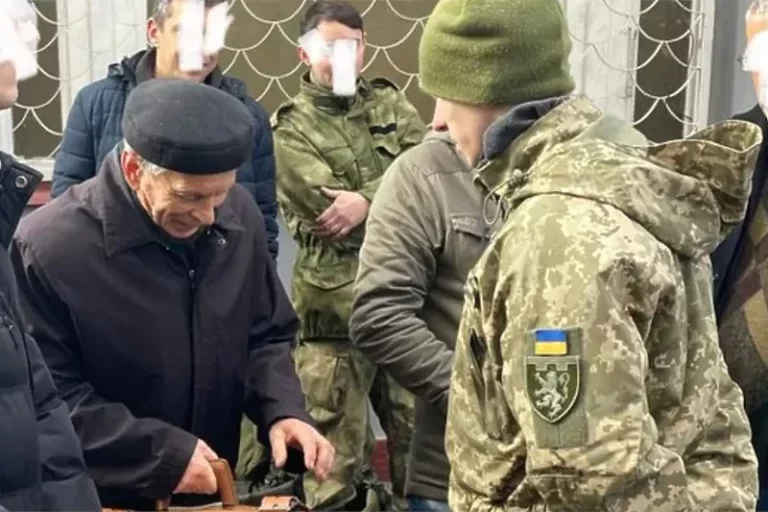 Prizor koji bi otopio i najhladnija srca: 80-godišnjak se pridružio vojsci Ukrajine