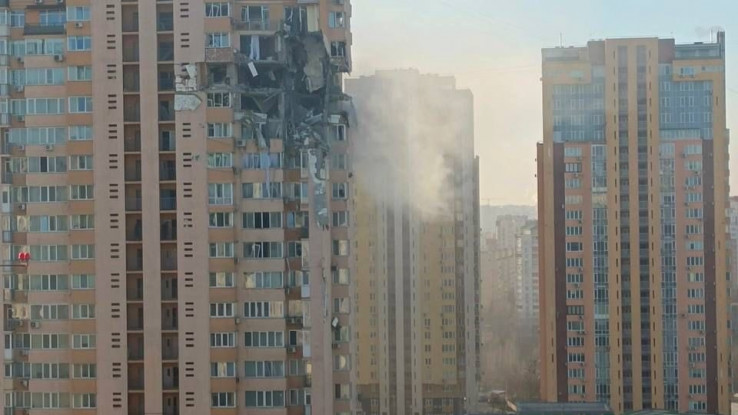 Pogođena stambena zgrada u Kijevu