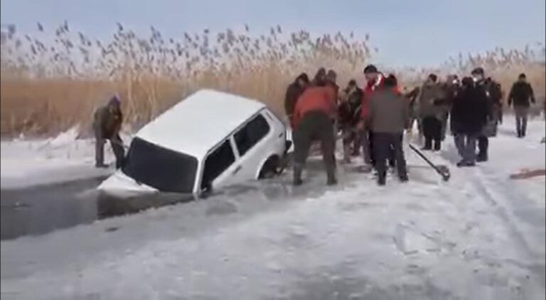 Pogledajte kako su izvukli Ladu Nivu iz zaleđenog jezera