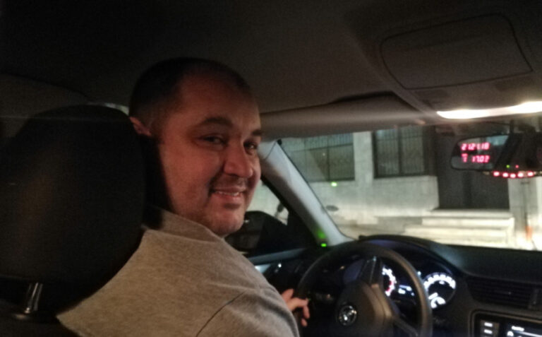 Nevjerovatna priča taksiste: Dan ranije s mušterijom “ganjao” trolejbus zbog mobitela, pa pronašao njegov novčanik