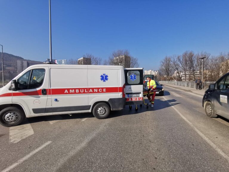 Nesreća u Zenici: Na pješačkom udario pješaka, prevezen u bolnicu