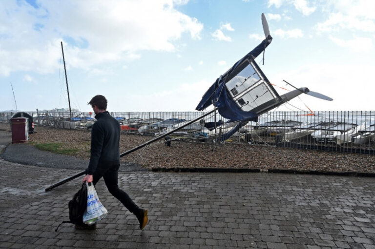 Velika oluja udarila na sjeverozapad Evrope, najmanje devetero mrtvih