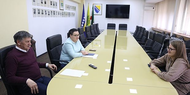 Kasumović nagradio Nejlu Kalabušić, dobitnicu “Zlatne značke” UNSA 