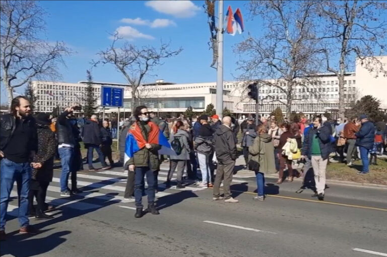 Tokom protesta u Srbiji udaren pješak automobilom: Pogledajte video