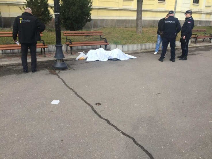 Muškarac preminuo u centru grada: Pao, pokušao da ustane i opet pao pored klupe u parku
