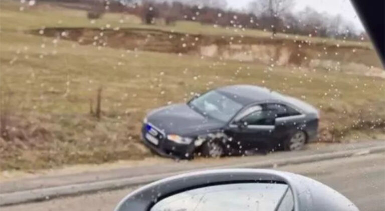 Ministrov vozač izazvao udes, službeni Audi završio u kanalu