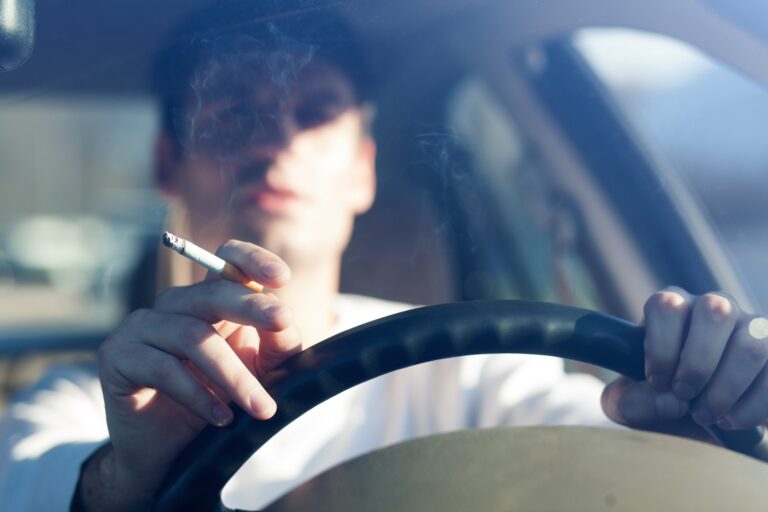 Ako se usvoji Zakon nećete moći pušiti u automobilu u kojem prevozite djecu