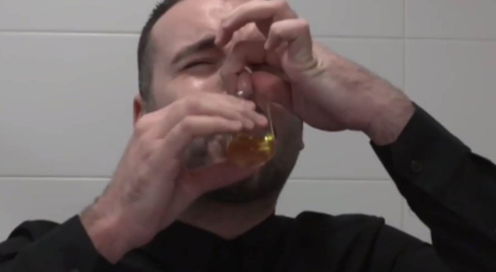 voditelj pije urin screenshot