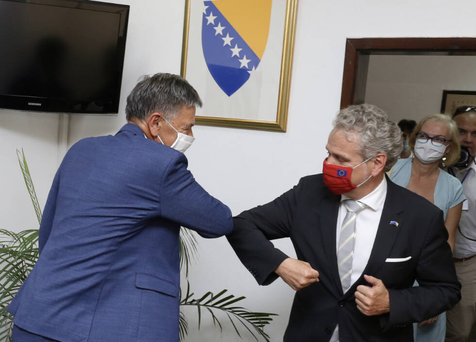 38B2BFF5 750B 4E62 83D5 AA529BBC2A56