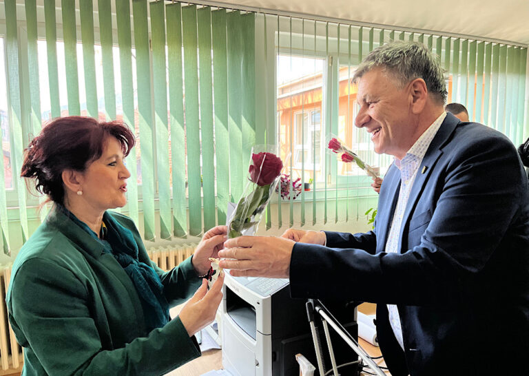 PRIMJER SVIMA: Kasumović svim uposlenicama GU čestitao Dan žena