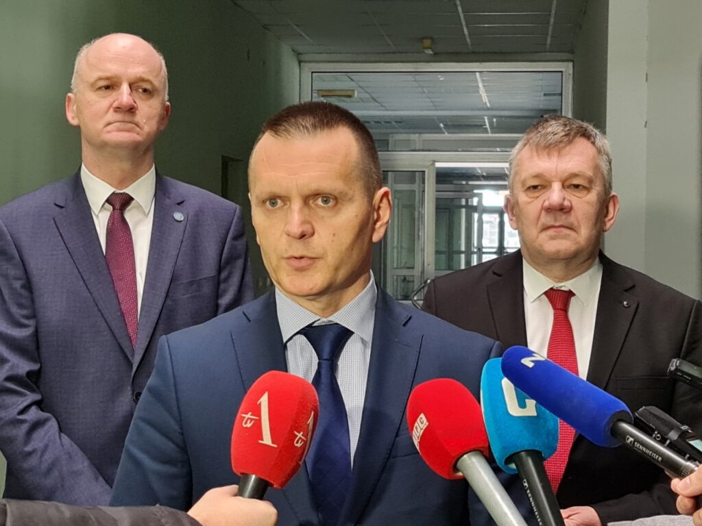 60782AEB FE86 4FC4 ABB4 DCF584339018