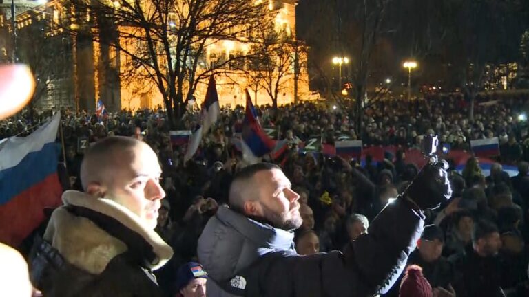 Podrška Rusiji i zastava sa mrtvačkom glavom u centru Beograda