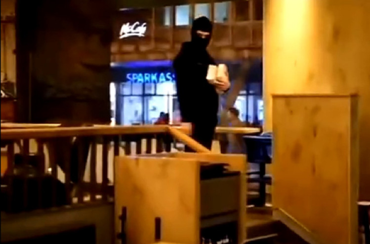 SNIMAK PRIJETNJE MUŠKARCA SA FANTOMKOM „Ko će ubiti Milorada Dodika za milion eura?“