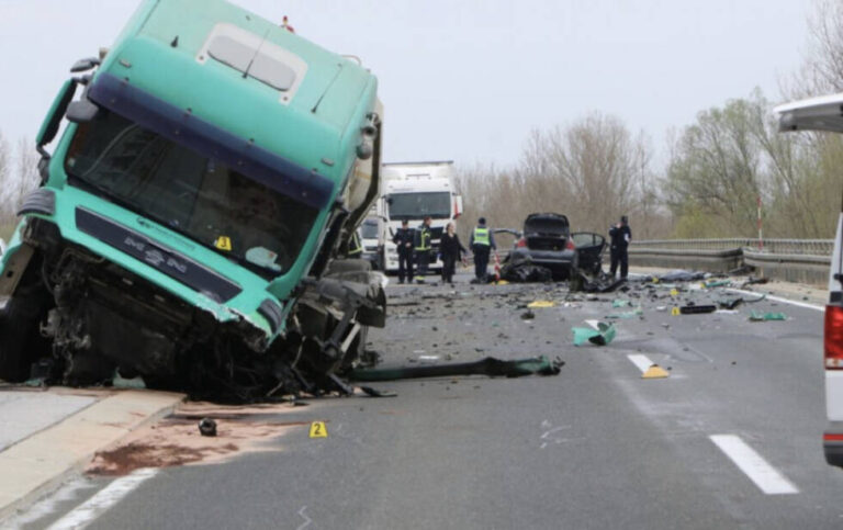 Stravične fotografije saobraćajne nesreće, poginula jedna osoba