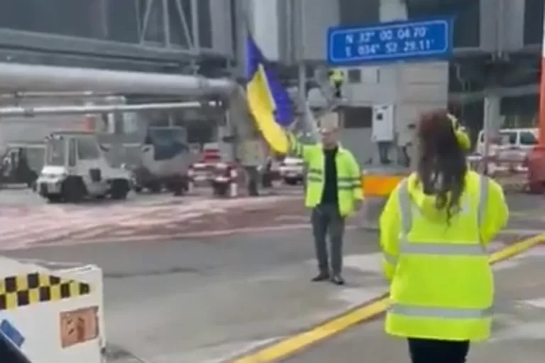Uposlenik aerodroma u Izraelu dočekao ruski avion držeći zastavu Ukrajine