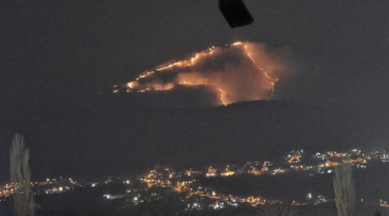 Požar na planini Lisac kod Zenice, vatrogasci bespomoćno gledaju u vatru