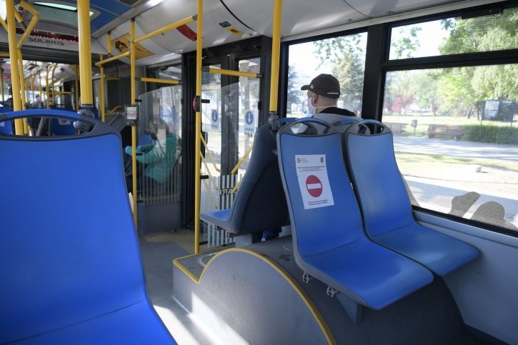 ŠTA SE OVO DEŠAVA: Čovjek se drogira u autobusu (VIDEO)