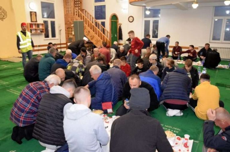 U Zenici organiziran iftar za 120 postača