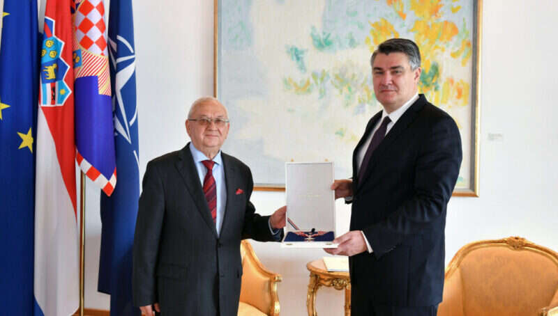 4195C849 591F 4379 B96C C47DE9D9B74F