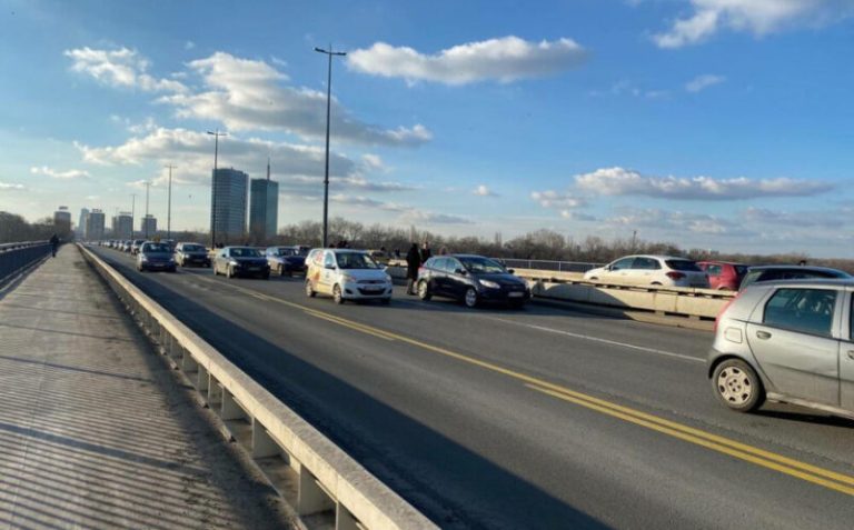 DRAMA: Djevojka pokušala skočiti s mosta