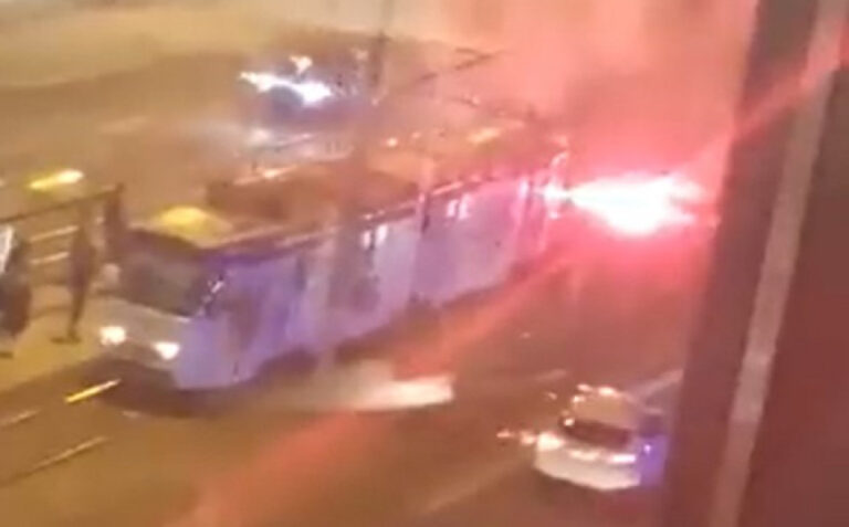 Sarajevo: Nepoznate osobe ubacile zapaljenu baklju u tramvaj