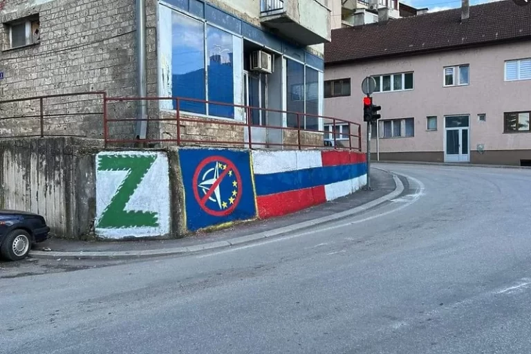 U Višegradu osvanuo mural podrške ruskoj invaziji na Ukrajinu