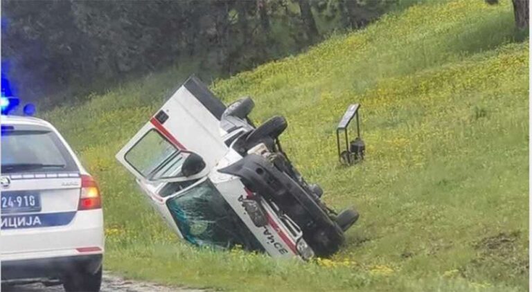 Vozilo Hitne pomoći sletjelo s auto-puta